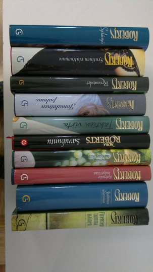 Nora Roberts : Nora Roberts-paketti (x10) : Sydänyö ; Syntinen viattomuus ; Revontulet ; Jumalainen pahuus ; Julkinen salaisuus ; Kohtalo kuljettaa ;