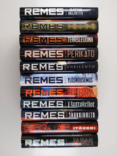 Ilkka Remes : Ilkka Remes -paketti 11 kpl : Perikato ; Teräsleijona ; Ylösnousemus ; Uhrilento ; Ruttokellot ; Horna ; Pahan perimä ; Itäveri ; ...