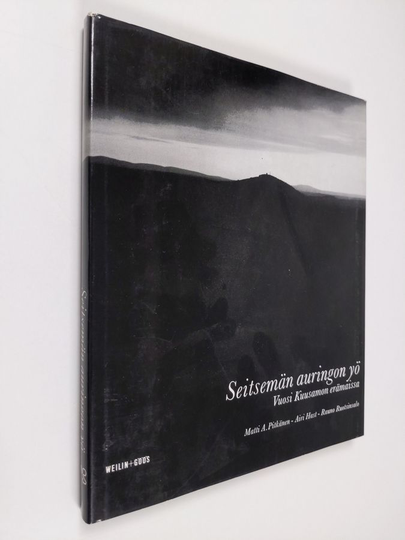 Matti A. Pitkänen : Seitsemän auringon yö : vuosi Kuusamon erämaissa = The night of the seven suns : a year in the wilds of Kuusamo = Die Nacht ...