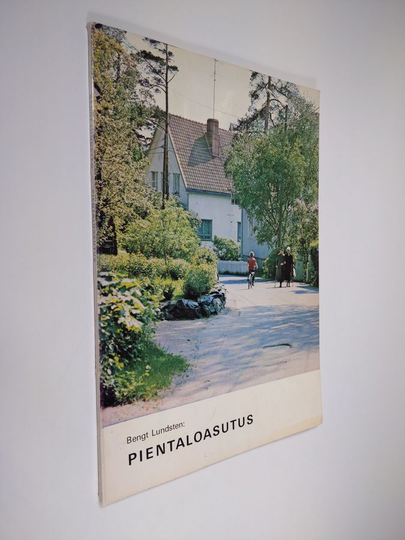 Bengt Lundsten : Pientaloasutus : selvitys pientaloasutuksen kehittämisen edellytyksistä