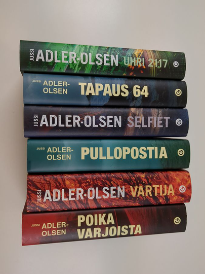 Jussi Adler-Olsen : Jussi Adler-Olsen -setti (6 kirjaa): Poika varjoista ; Tapaus 64 ; Selfiet ; Pullopostia ; Uhri 2117 ; Vartija