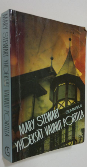 Mary Stewart : Yhdeksät vaunut portilla : jännitysromaani