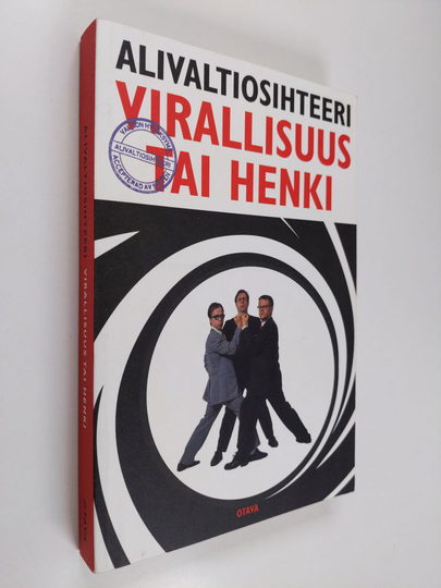 Simo Frangen : Alivaltiosihteeri : virallisuus tai henki : pukujen kahinointia 2001-2002