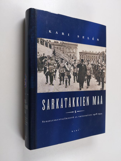 Kari Selen : Sarkatakkien maa : suojeluskuntajärjestö ja yhteiskunta 1918-1944
