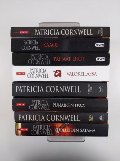 Patricia Cornwell : Patricia Cornwell-paketti (8 kirjaa) : Post Mortem ; Kaaos ; Paljaat luut ; Valokeilassa ; Viimeinen piiri ; Punainen usva ; ...