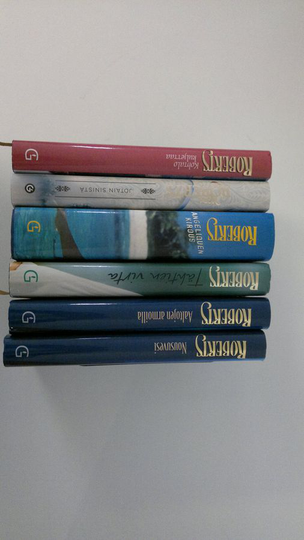 Nora Roberts : Roberts- paketti (6 kirjaa) : Nousuvesi ; Aaltojen armoilla ; Tähtien virta ; Angeliquen kirous ; Jotain sinistä ; Kohtalo kuljettaa