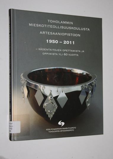 Jussi Wiirilinna (toim.) : Ammattilaisia vuodesta 1960 : Kokkolan ammattiopisto 2010
