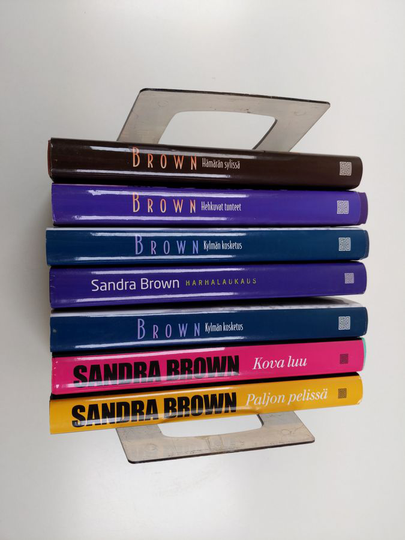 Sandra Brown : Sandra Brown-paketti (7 kirjaa) : Hämärän sylissä ; Kylmän kosketus ; Hehkuvat tunteet ; Paljon pelissä ; Kova luu ; Kylmän kosketus ;