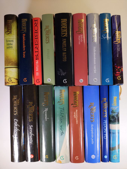 Nora Roberts : Nora Roberts -paketti: Kohtalo kuljettaa ; Angeliquen kirous ; Angelan kosto ; Polttava jää ; Etsijät ; Pedon yö ; Keskipäivän polte ;